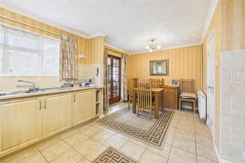 2 bedroom detached bungalow for sale, Teddington Gardens