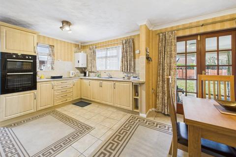 2 bedroom detached bungalow for sale, Teddington Gardens