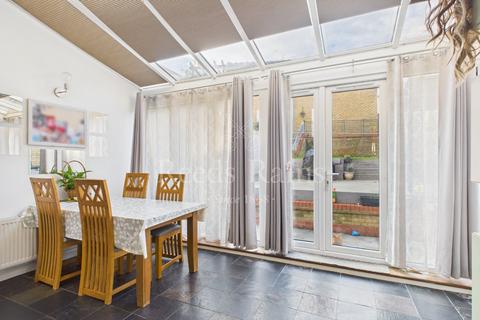 4 bedroom end of terrace house for sale, Waterstone Way, Kent DA9
