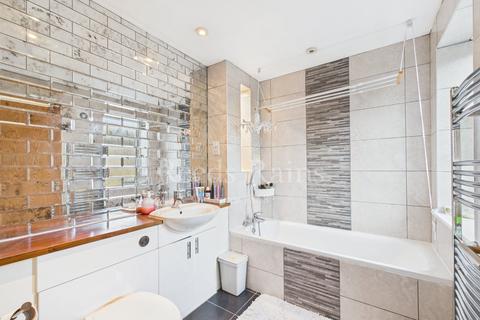 4 bedroom end of terrace house for sale, Waterstone Way, Kent DA9