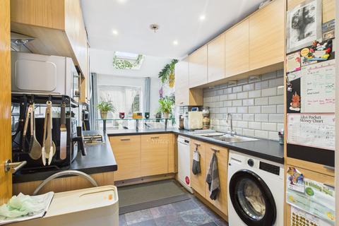 4 bedroom end of terrace house for sale, Waterstone Way, Kent DA9