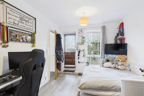 4 bedroom end of terrace house for sale, Waterstone Way, Kent DA9