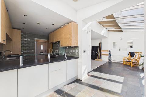 4 bedroom end of terrace house for sale, Waterstone Way, Kent DA9