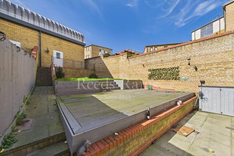 4 bedroom end of terrace house for sale, Waterstone Way, Kent DA9