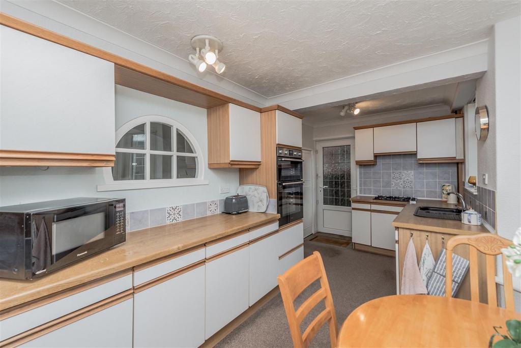 Fitted Kitchen / Diner: