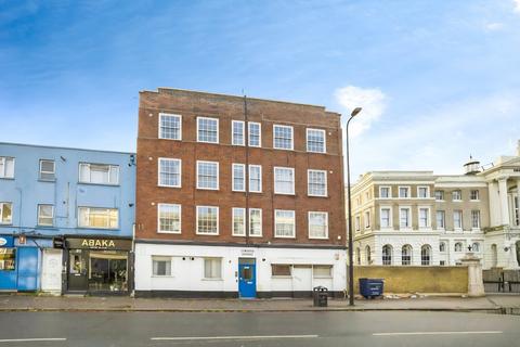 3 bedroom flat to rent, Kennington Lane London SE11