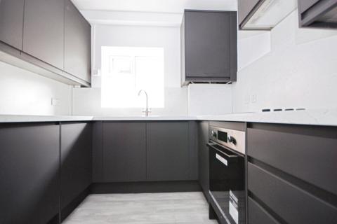 3 bedroom flat to rent, Kennington Lane London SE11