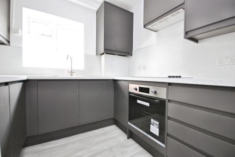 3 bedroom flat to rent, Kennington Lane London SE11