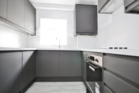 3 bedroom flat to rent, Kennington Lane London SE11