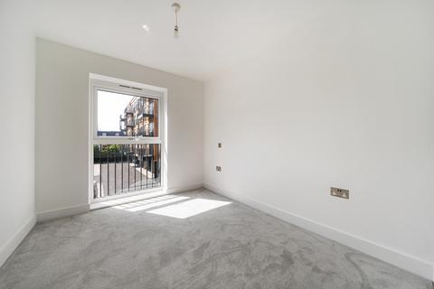 2 bedroom flat to rent, Barley Close Greenhithe DA9