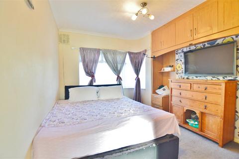 2 bedroom maisonette for sale, Cornwall Avenue, Slough