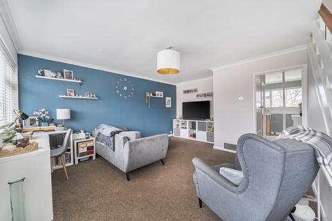 2 bedroom maisonette for sale, High Street, Shepperton, TW17