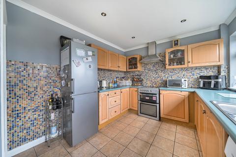 2 bedroom maisonette for sale, High Street, Shepperton, TW17