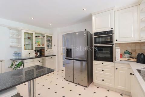 3 bedroom flat to rent, Apt 3 Chateau des Roches
