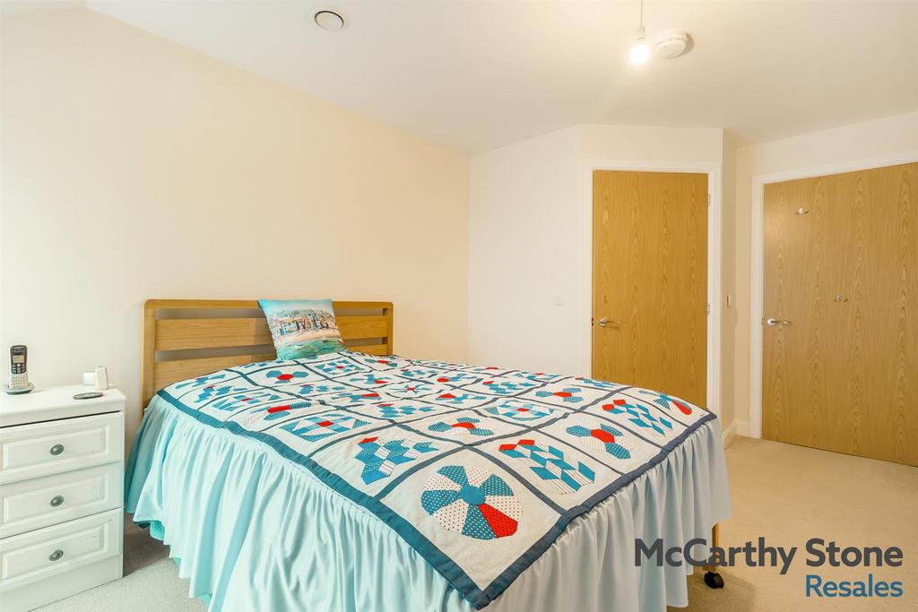 8676040-interior10.jpg