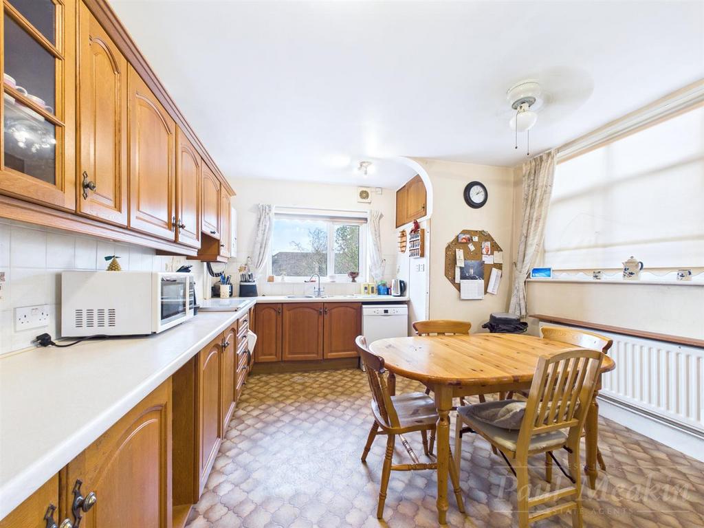 Kitchen/ Breakfast Room