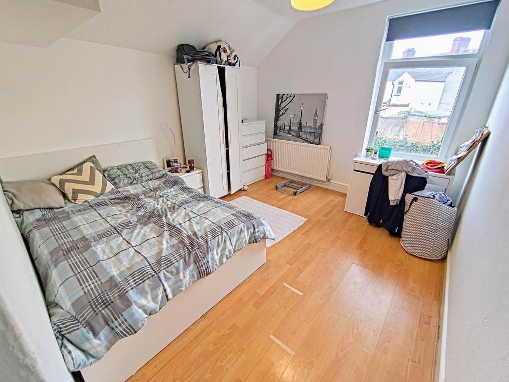 First floor rear bed