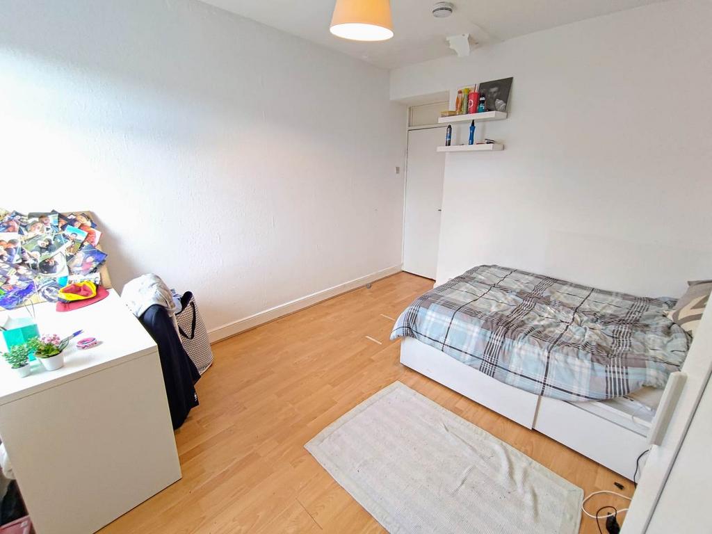 First floor rear bed