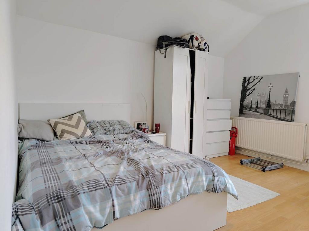 First floor rear bed
