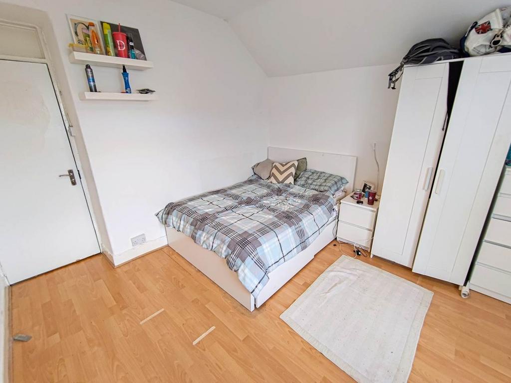 First floor rear bed