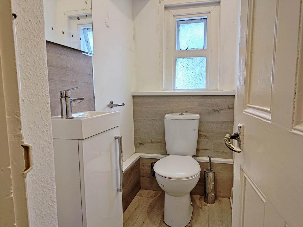 First floor WC (2)