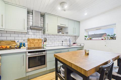 2 bedroom flat for sale, Grovelands, West Molesey