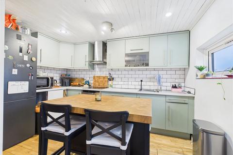 2 bedroom flat for sale, Grovelands, West Molesey