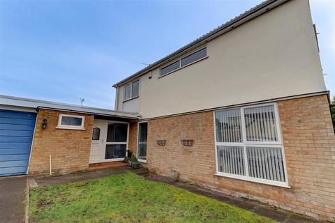4 bedroom semi-detached house to rent, Beechfield Close, Leicester LE8
