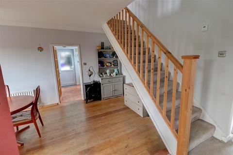 4 bedroom semi-detached house to rent, Beechfield Close, Leicester LE8