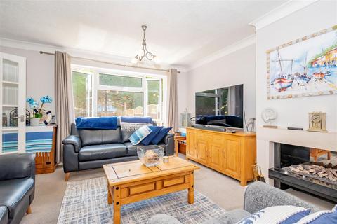 3 bedroom house to rent, Farm Road, Frimley, Camberley GU16