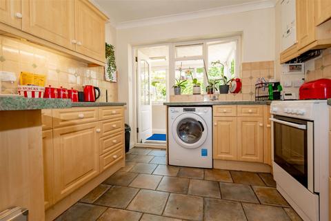 3 bedroom house to rent, Farm Road, Frimley, Camberley GU16