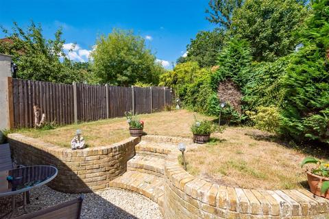 3 bedroom house to rent, Farm Road, Frimley, Camberley GU16
