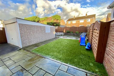 3 bedroom semi-detached house for sale, Wellhouse Close, Mirfield