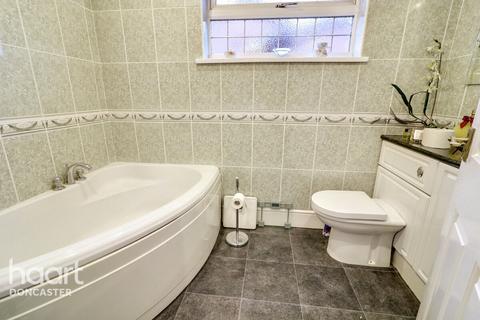 4 bedroom detached house for sale, Hennings Close, Doncaster