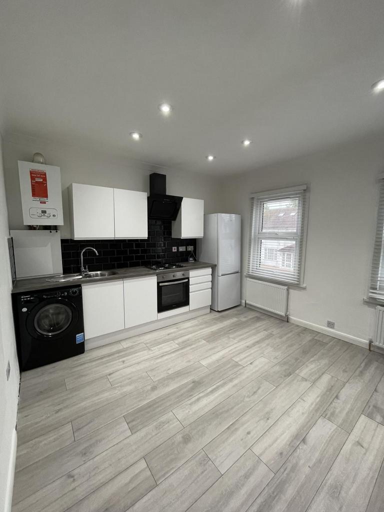 3 bed flat to rent Cromwell Road, Hounslow TW3