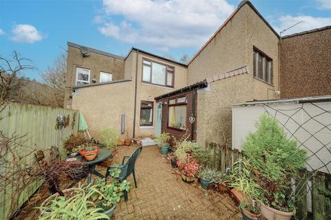 Julian Court, Glenrothes
