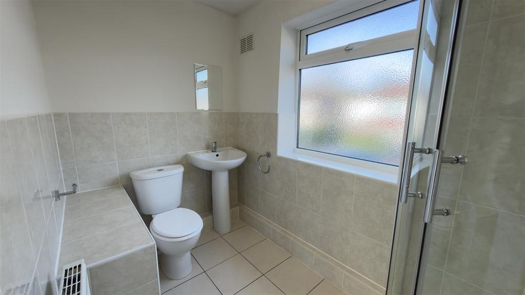 Bathroom 01.jpg