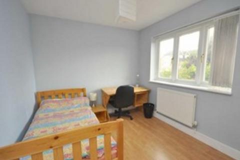 4 bedroom house to rent, Heathfield Drive, Surrey CR4