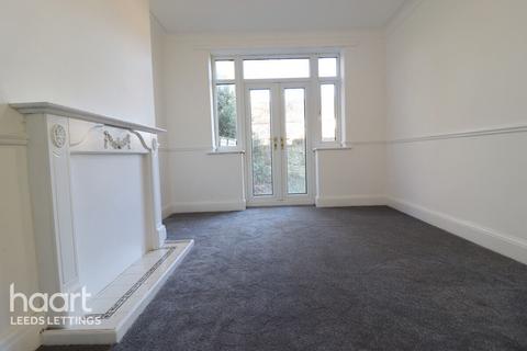 4 bedroom semi-detached house to rent, Moorland View, Leeds