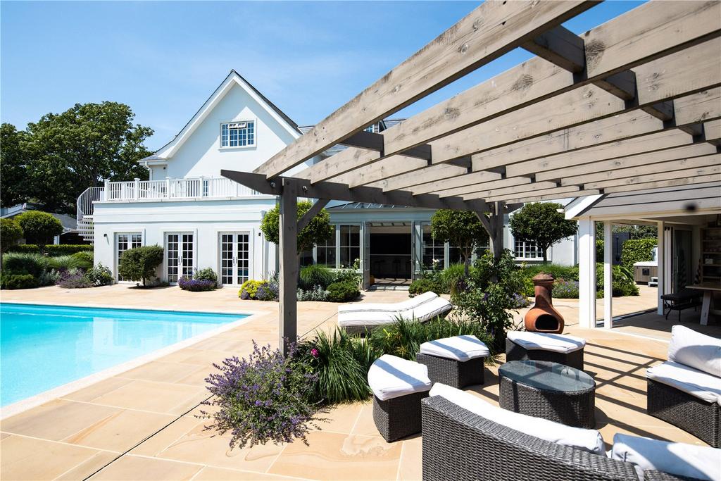 Pool/Pool House