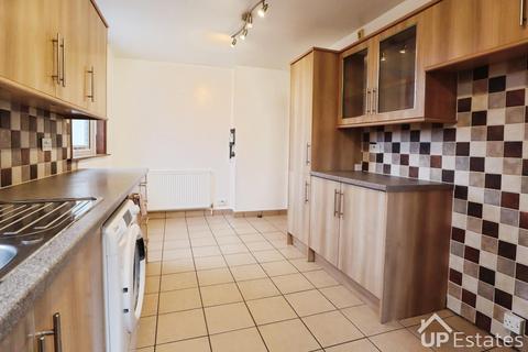 3 bedroom end of terrace house to rent, Grapes Close, Coventry