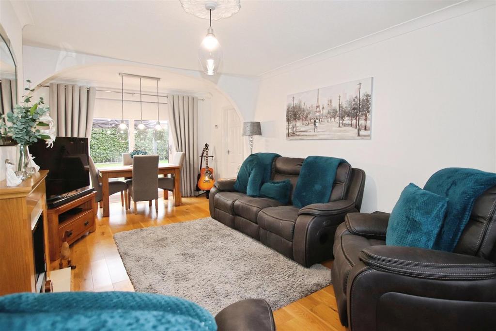 Bay fronted through lounge / diner
