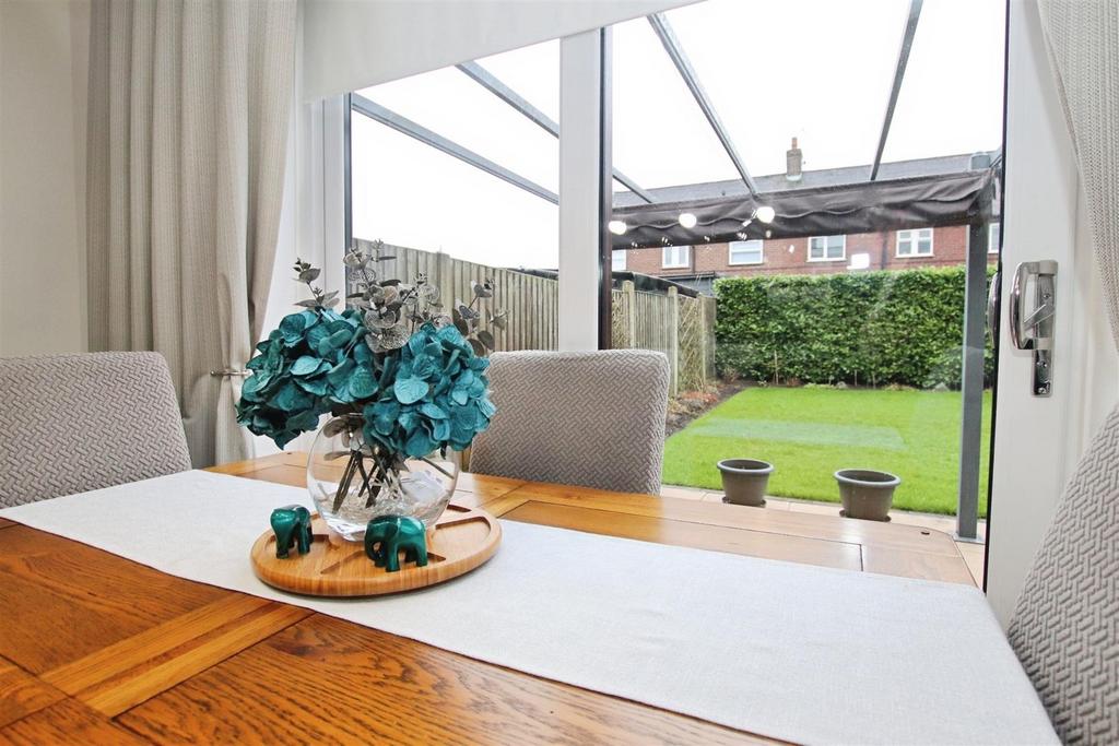 Bay fronted through lounge / diner