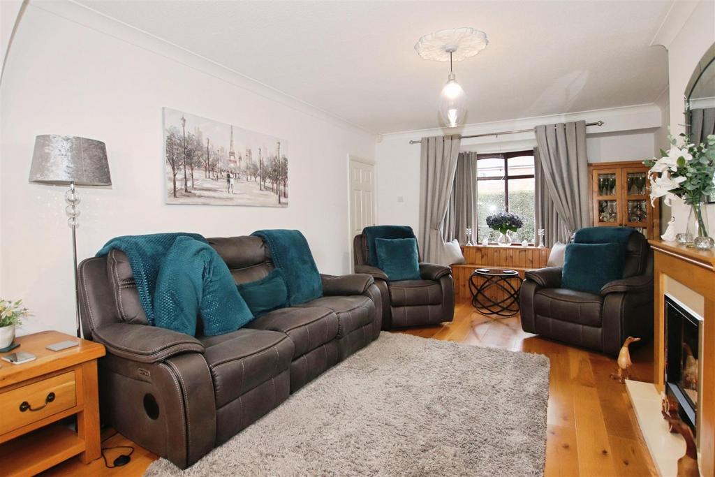 Bay fronted through lounge / diner