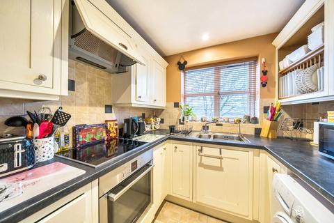 2 bedroom flat to rent, Capstans Wharf, Woking, GU21