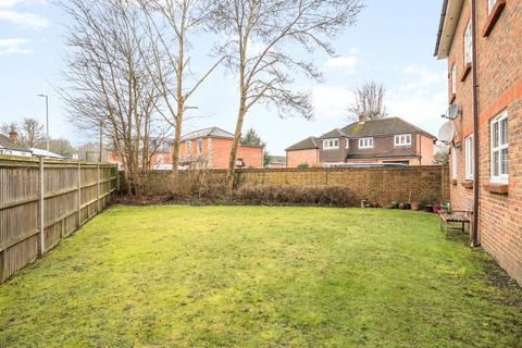 2 bedroom flat to rent, Capstans Wharf, Woking, GU21