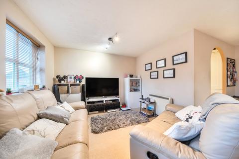 2 bedroom flat to rent, Capstans Wharf, Woking, GU21