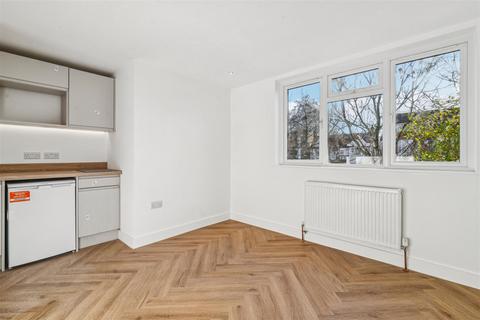 Studio to rent, Ellesmere Road, Chiswick