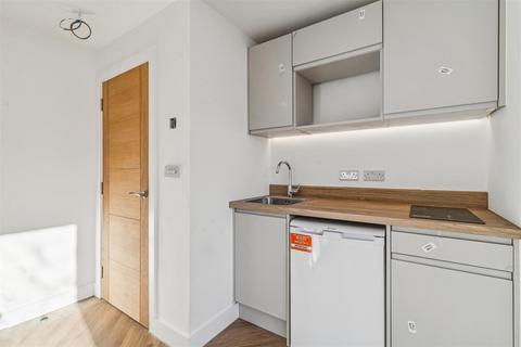 Studio to rent, Ellesmere Road, Chiswick