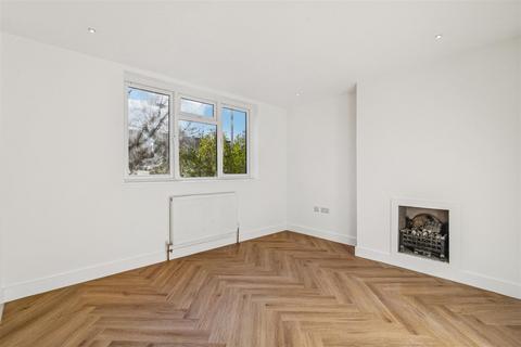 Studio to rent, Ellesmere Road, Chiswick